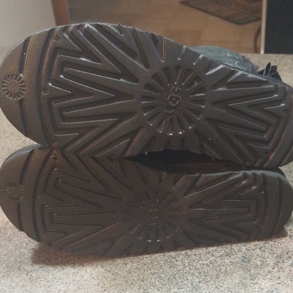 Ugg Bailey Bow Short - Picture 7 of 7